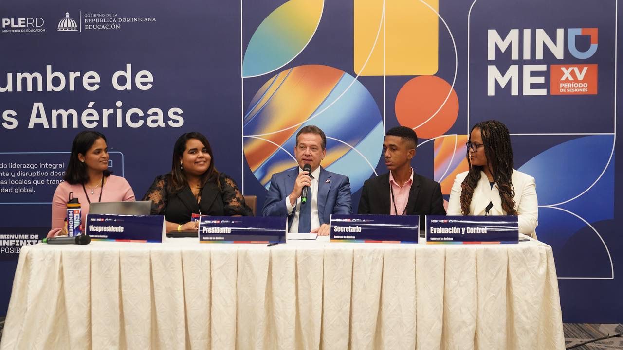 MINUME reconoce al ministro Víctor Bisonó por su apoyo al desarrollo de la educación dominicana